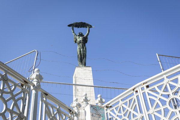 Von Stacheldraht umgeben: die Freiheitsstatue in Budapest. Foto: Julian Rettig