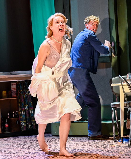 Blanche (Natalie O'Hara) und Mitch (Marius Hubel). 