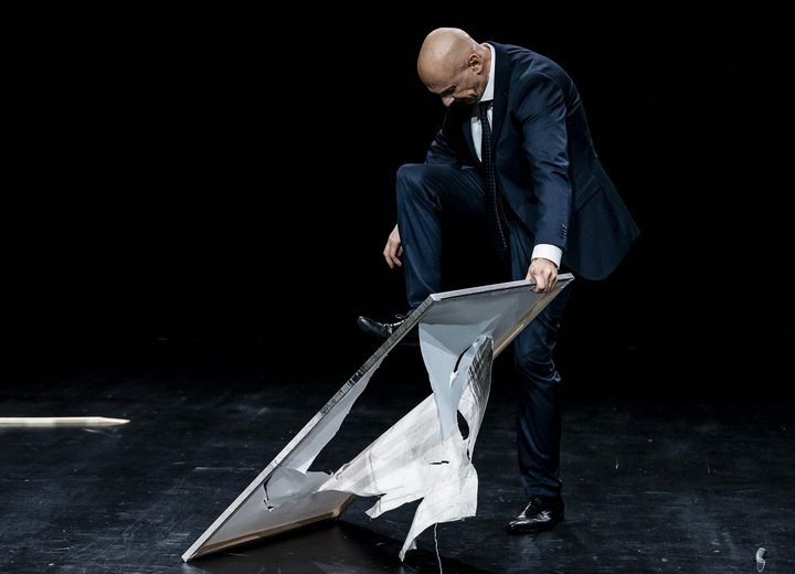 Volker Löschs Furor – hier zerstört er als Superreicher, der mit seinem Eigentum machen kann, was er will, ein Bühnen-Bild von van Gogh. Foto: Christian Knieps