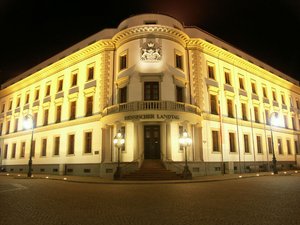 Hübsche Fassade nach außen, wenig Aufklärung dahinter. Hessischer Landtag. Foto: Wikipedia