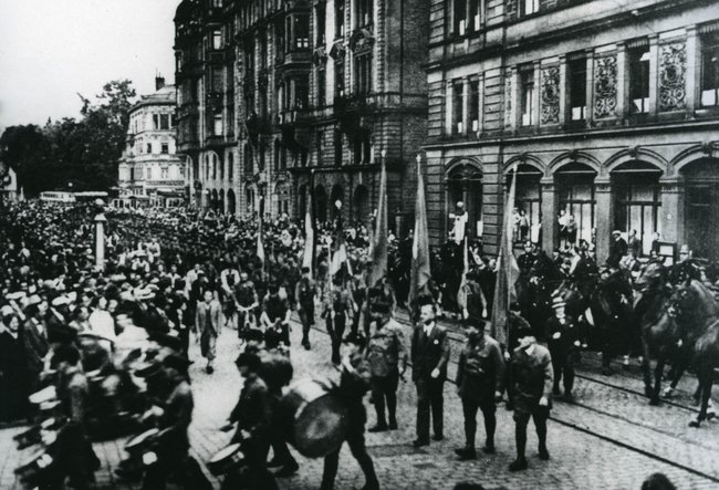 Demonstration des Reichsbanner Stuttgart am 3. Mai 1931 mit Kurt Schumacher (rechts in Zivilkleidung). Quelle: AdsD, Foto: 6/FOTA008899 (Fotograf: Lewis J. Edinger)