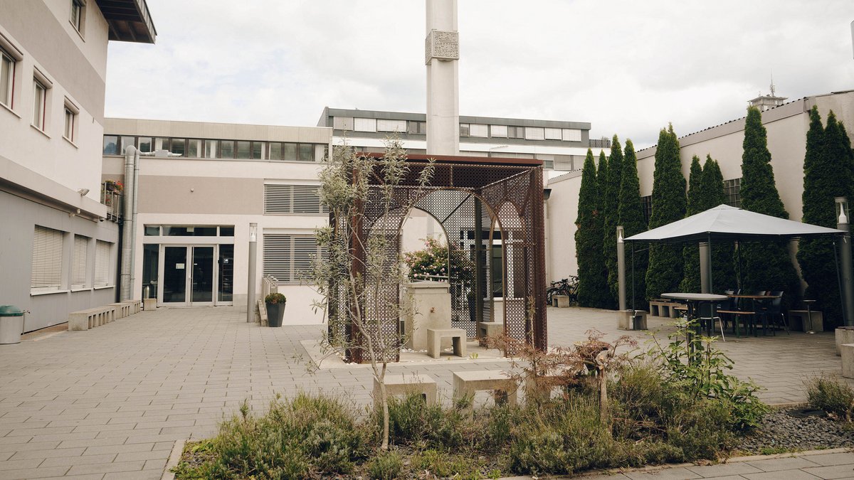 Moschee der Islamischen Gemeinschaft Stuttgart e.V. mit Waschbrunnen.