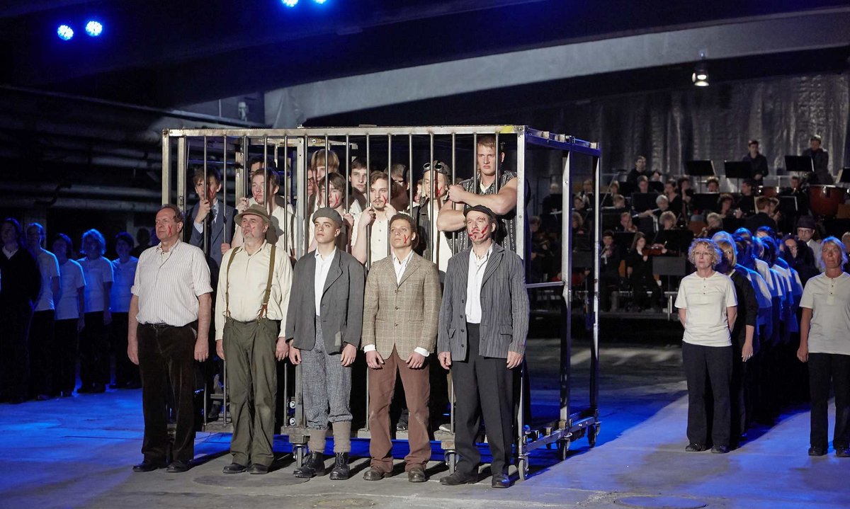 Ein Dorf im Widerstand, Premiere 2013 in der Pausahalle. Konzertiertes Spiel zum Mössinger Generalstreik gegen Hitler 1933. Foto: Richard Becker