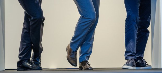 Und so sehen die drei unten rum aus: Kretschmann, Strobl, Zetsche (v.l.).  Foto: Joachim E. Röttgers