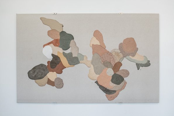 Bei ihren Putzbildern "malen" die KünstlerInnen mit den Geopolymeren und experimentieren mit ...