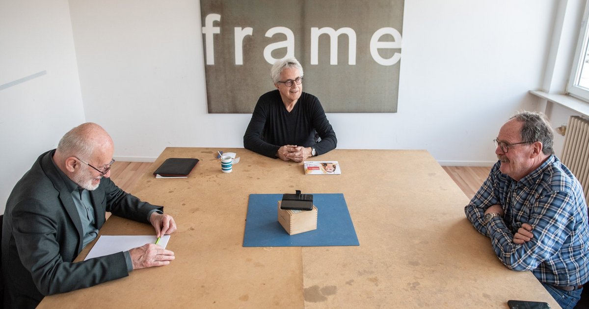 Johannes Rauschenberger, Jürgen Klose und Uli Reinhardt (von links) plauschen in der Kontext-Redaktion über deren Anfänge. Fotos: Jens Volle