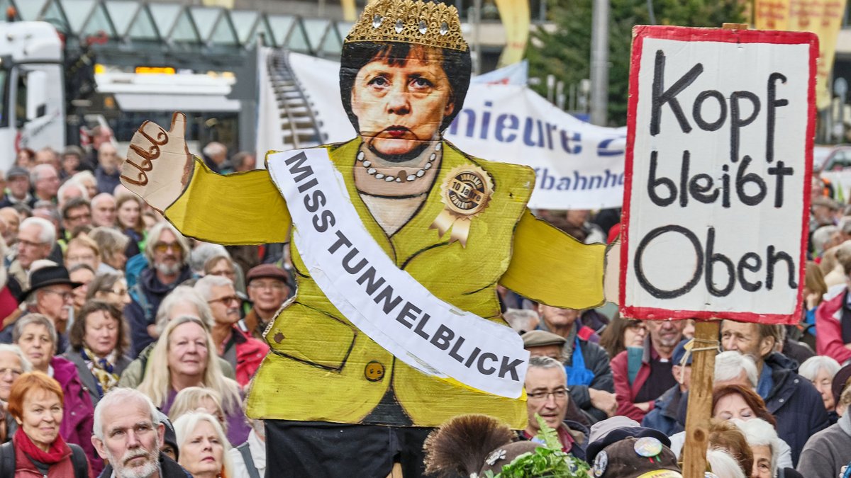 "Miss Tunnelblick" und weitere Entscheidungsträger:innen gehörten zu den Stammgästen der S-21-Montagsdemos. Foto: Joachim E. Röttgers