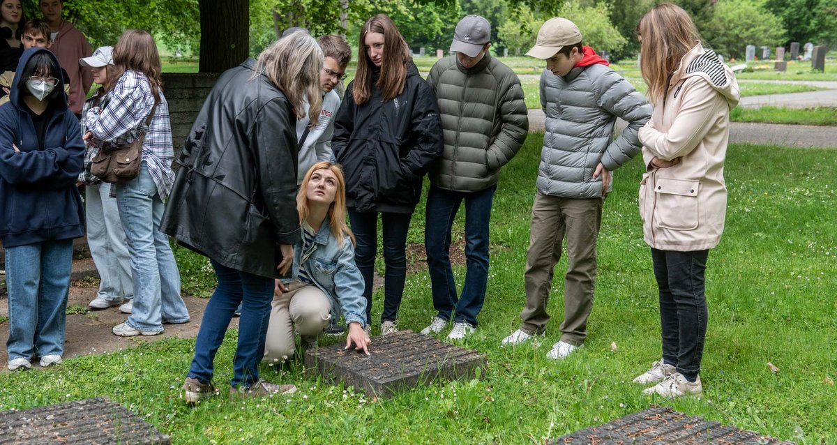 Die Schüler:innen stellen fest, dass viele osteuropäische Namen auf den Grabsteinen stehen. Polnische, ukrainische, russische. 