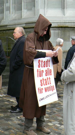 Protest im Mönchsgewand. Foto: Ingrid Maurer 