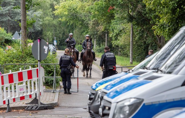 200 Beamt:innen verteilen sich um die JA-Kundgebung.