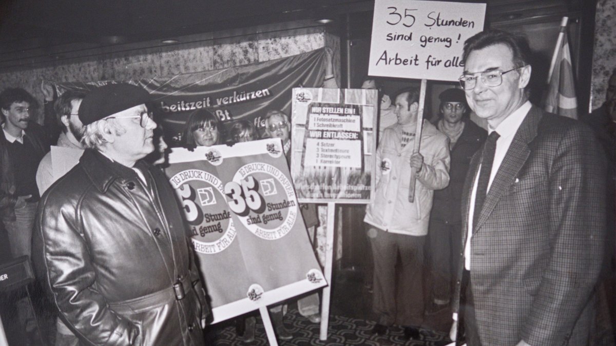 Demo vor weiteren Verhandlungen mit dem Verhandlungsführer des Bundesverbands Druck Manfred Beltz-Rübelmann (rechts). Demo vor weiteren Verhandlungen mit dem Verhandlungsführer des Bundesverbands Druck Manfred Beltz-Rübelmann (rechts).