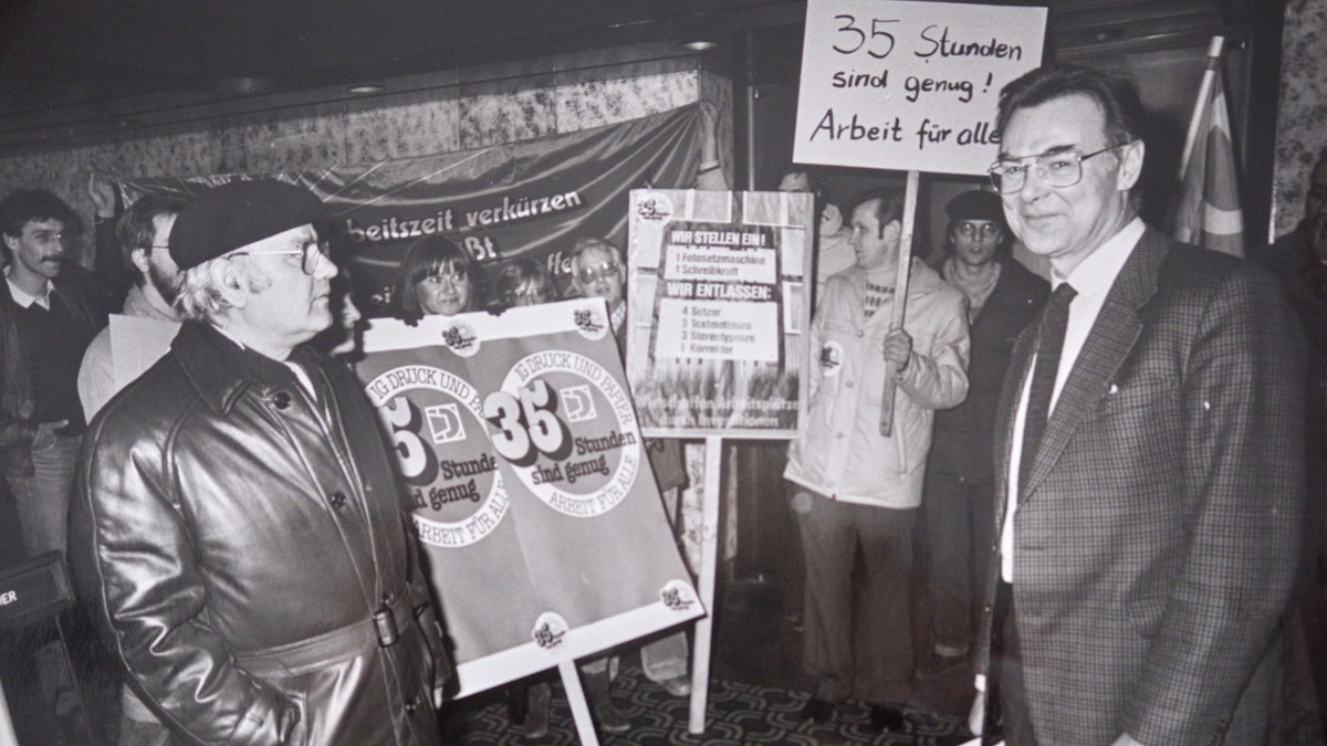 Demo vor weiteren Verhandlungen mit dem Verhandlungsführer des Bundesverbands Druck Manfred Beltz-Rübelmann (rechts).