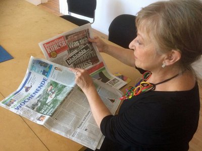 Marlene Blumenstock bringt den "Deutschland-Kurier" in die Redaktion. Foto: Kontext