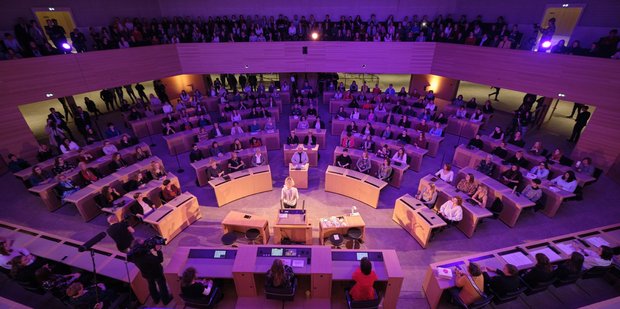 Frauenüberhang im Landtag von Ba-Wü? Jep, am 19. Januar, als frau dort 100 Jahre Frauenwahlrecht feierte.