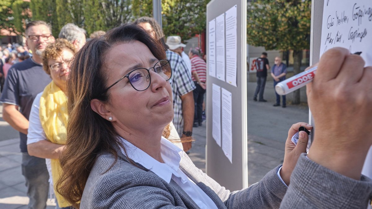Ayla Cataltepe, grüne Landtagsabgeordnete, unterzeichnet das Göppinger Manifest der demokratischen Solidargesellschaft. Fotos: Joachim E. Röttgers Ayla Cataltepe, grüne Landtagsabgeordnete, unterzeichnet das Göppinger Manifest der demokratischen Solidargesellschaft. Fotos: Joachim E. Röttgers