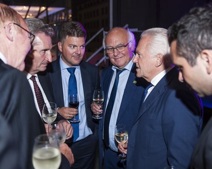 Entscheider unter sich: Martin Herrenknecht (3.v.r.) 2017 mit EU-Kommissar Günther Oettinger (2.v.l.) und Ex-DB-Chef Rüdiger Grube (2.v.r), seit 2018 offiziell Berater der Firma Herrenknecht. Foto: Hubert Burda Media/flickr Entscheider unter sich: Martin Herrenknecht (3.v.r.) 2017 mit EU-Kommissar Günther Oettinger (2.v.l.) und Ex-DB-Chef Rüdiger Grube (2.v.r), seit 2018 offiziell Berater der Firma Herrenknecht. Foto: Hubert Burda Media/flickr, <a rel="nofollow" class="external text" href="https://creativecommons.org/licenses/by-nc-sa/2.0/" target="_blank" class="external-link-new-window">CC BY-NC-SA 2.0</a>, <a rel="nofollow" class="external text" href="https://www.flickr.com/photos/hubertburdamedia/36894024211/in/photostream/" target="_blank" class="external-link-new-window">Link</a>