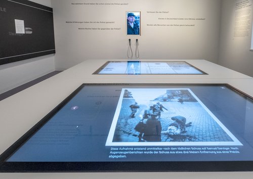 Rassismus bei der Polizei ist auch Thema im Hotel Silber. 