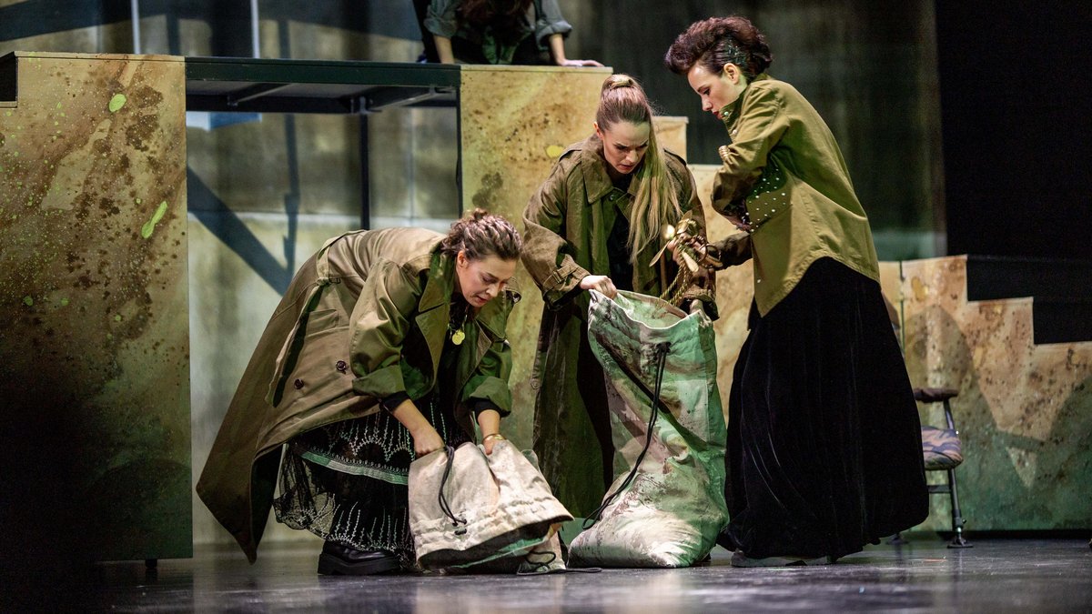 Helena (Franziska Theiner, l.), die schöne Zeus-Tochter, und Briseis (Feline Zimmermann), die später den Griechen geopfert wird, mit Hekabe (r.).