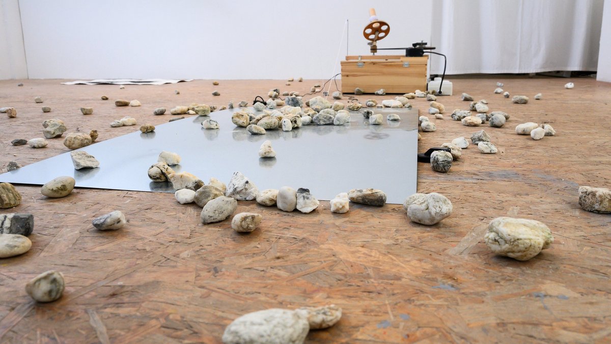 Viviana Gonzáles-Méndez lässt Steine vom Himmel fallen. Foto: Ulrike Reichart