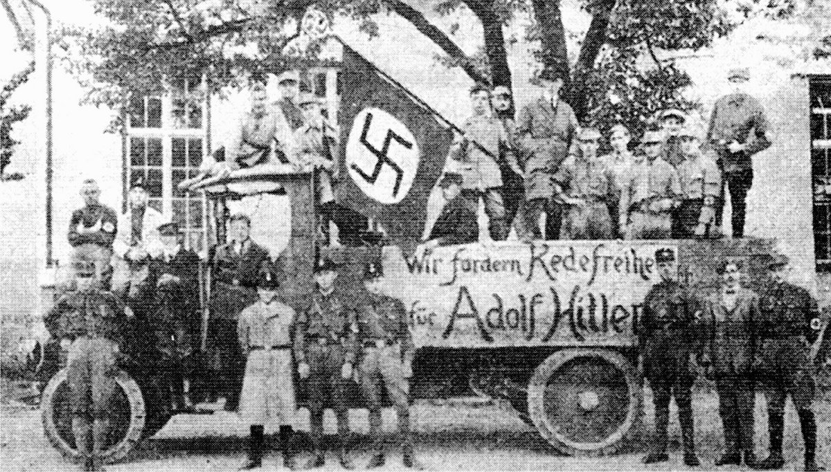 1926: Die Anfänge. Hitler sagte, was viele dachten, notiert Historiker Zimmermann. Die oberschwäbische SA in Ravensburg, die NSDAP liegt noch bei 1,6 Prozent. Weiter per Mausklick – alle Fotos sind dem Buch "Das katholische Oberschwaben im Nationalsoz 1926: Die Anfänge. Hitler sagte, was viele dachten, notiert Historiker Zimmermann. Die oberschwäbische SA in Ravensburg, die NSDAP liegt noch bei 1,6 Prozent. Weiter per Mausklick – alle Fotos sind dem Buch "Das katholische Oberschwaben im Nationalsozialismus", Eppe Verlag, entnommen.