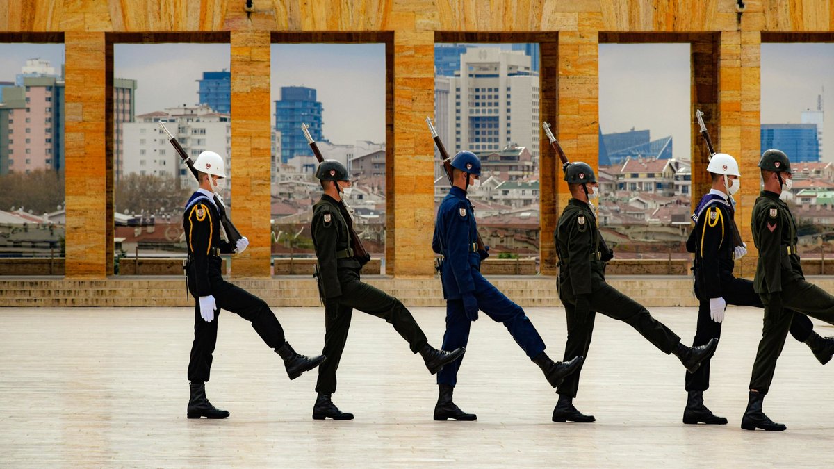 Gehorsames In-der-Reihe-Tanzen in Ankara, Türkei. Foto: Feyza Ergün, https://www.pexels.com/de-de/foto/stadt-gebaude-militar-bogen-7993115