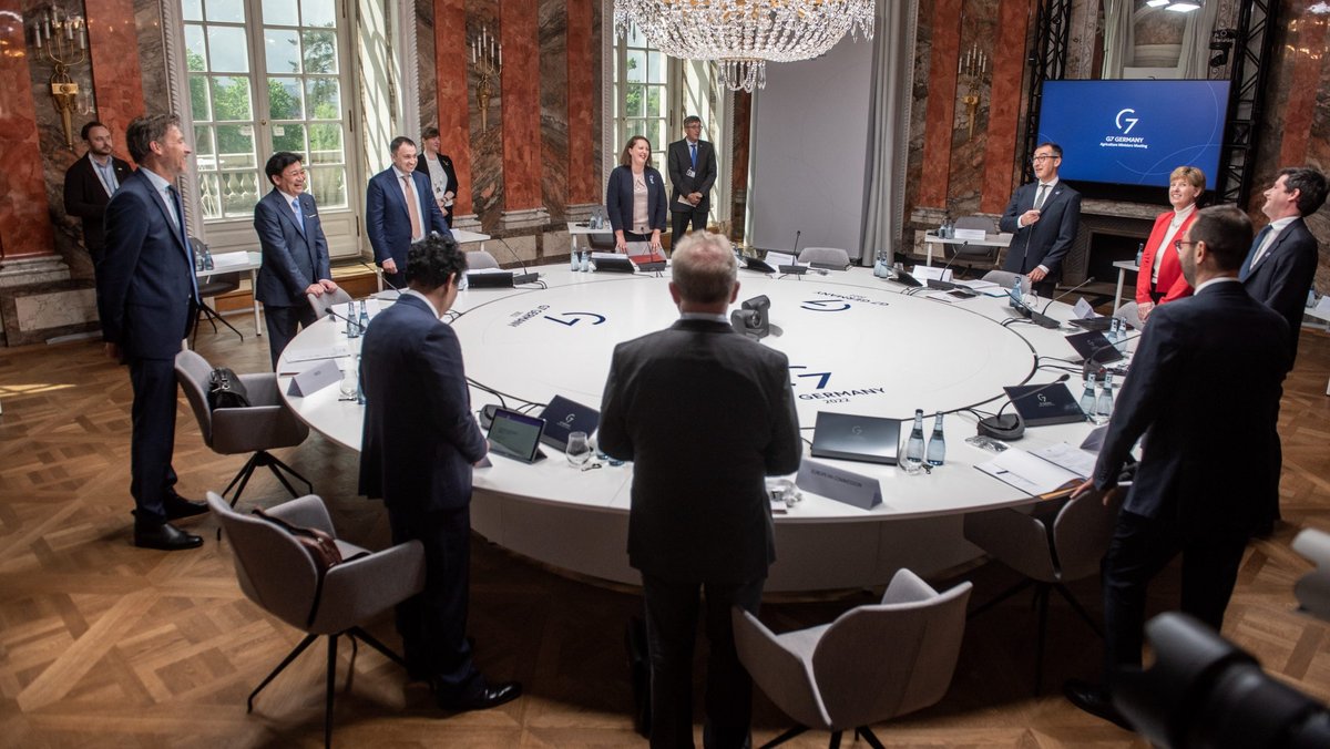 Mai 2022: Bundeslandwirtschaftsminister Özdemir empfängt seine Amtkolleg:innen aus den G7-Staaten im Schloss Hohenheim.