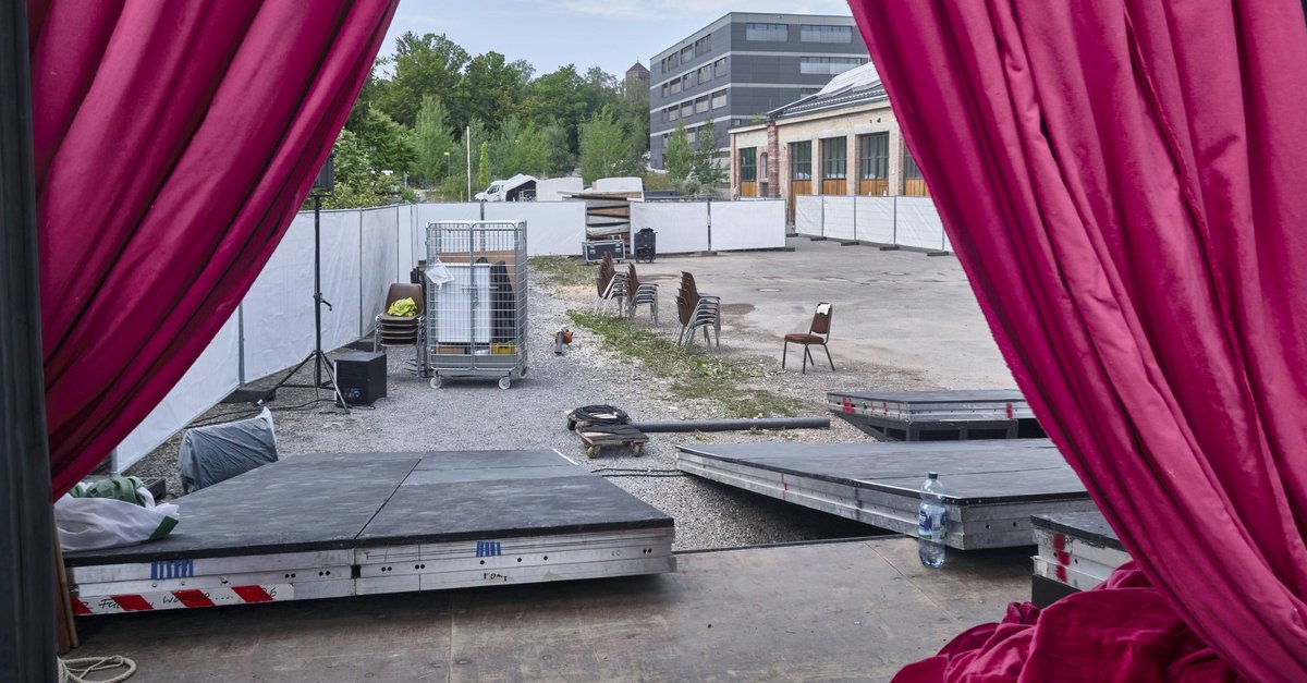 Vorhang auf! Blick vom Operntruck der Staatsoper bei der Wagenhalle. Mehr Opernbilder jenseits des Opernhauses per Klick.