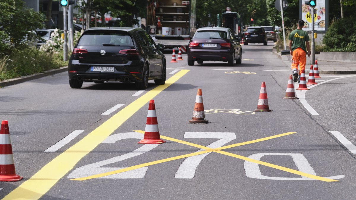 So einfach geht Fahrradspur: kurz den Verkehr umlenken, ...