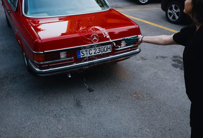 "Su dökmek – Istanbul", Serie "Başardık", Mercedes-Benz Art Collection. Foto: Alwin Maigler