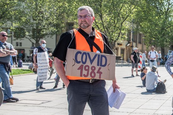 Oliver Hilburger in Aktion, hier bei einer "Querdenken"-Demo in Stuttgart im April 2020.