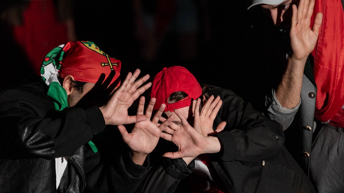 "Sie sind geblendet vom Licht und ducken sich."