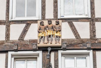 Die Figurengruppe an der Hausfassade.