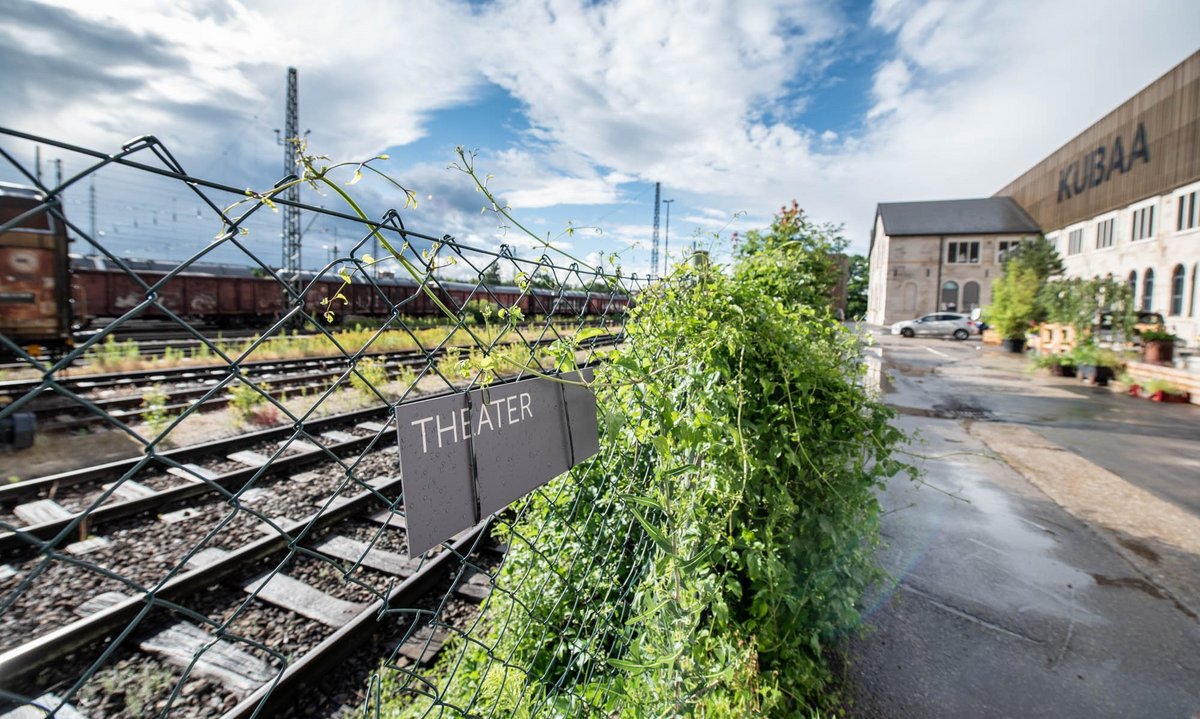 Theater? Hier? Ja, und mehr als das – Vorhang auf für den Kulturbahnhof Aalen (KUBAA) mit Klick auf den Pfeil. 