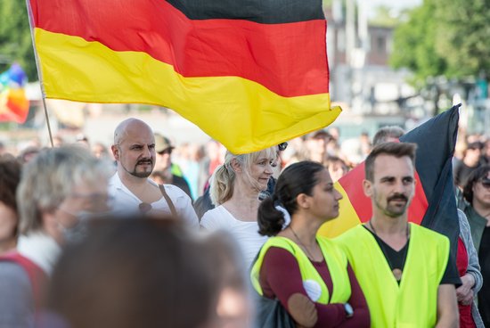 Die AfD-Abgeordneten Stefan Räpple und Christina Baum (unter der Deutschland-Flagge) sind auch am Start.  Die AfD-Abgeordneten Stefan Räpple und Christina Baum (unter der Deutschland-Flagge) sind auch am Start.
