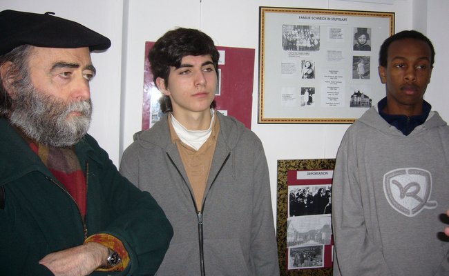 Der Schriftsteller Guilhermo Aparicio mit Schülern der GHS Ostheim in der Ausstellung über die Stuttgarter Sinti-Familie Schneck. Foto: Gudrun Greth
