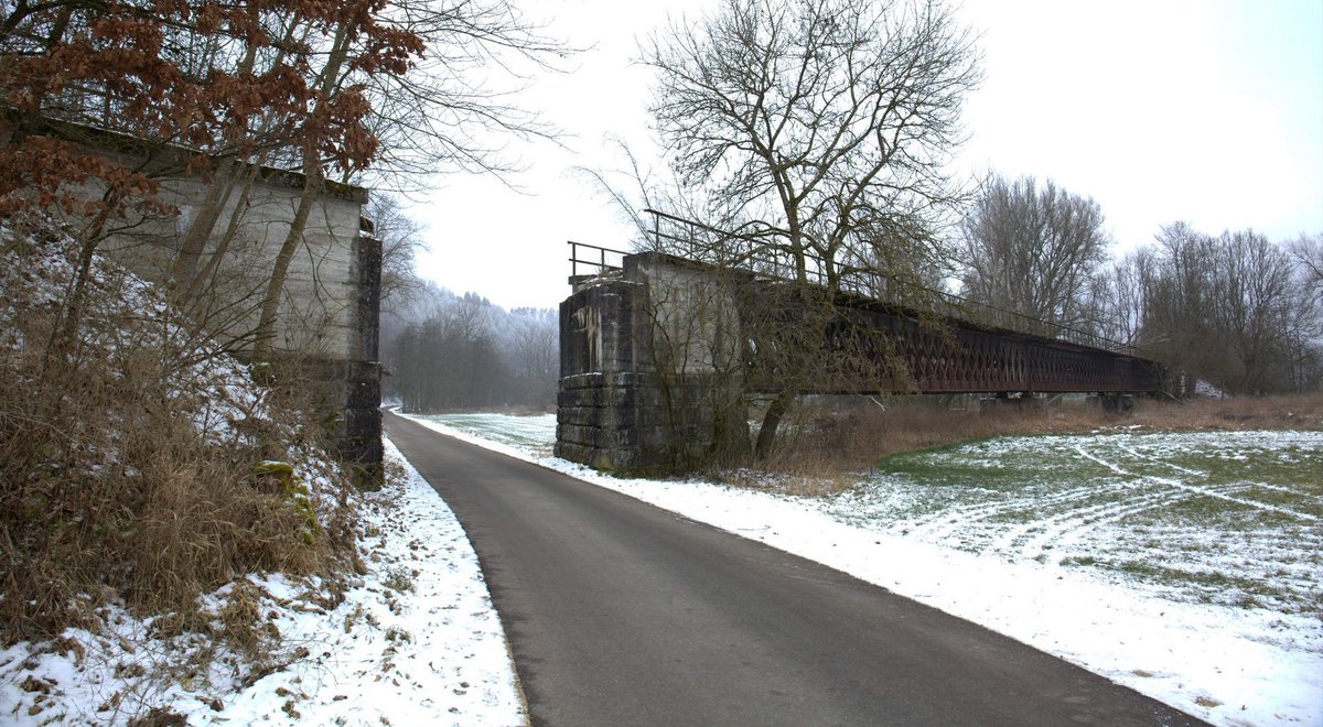 Aufgelassenes Viadukt, zum Teil eingewachsen an der Strecke Sigmaringen–Krauchenwies. 1969 fuhr hier der letzte Personenzug von Meßkirch nach Sigmaringen. Die Trasse gibt es noch, die meisten Schienenstränge wurden aber entfernt. 