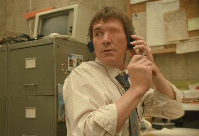 Polizeiassistent Philippe (Marc Fraize), partiell unscharf.