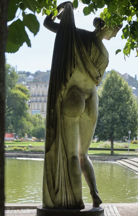 Wirft selbst einen Blick auf ihren schönen Hintern: die Venus Kallipygos, auch sie postiert im Oberen Schlossgarten in Stuttgart.