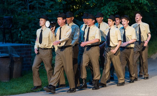 "Im Frühtau …", Bühnennazis von rechts. Foto: Oliver Vogel