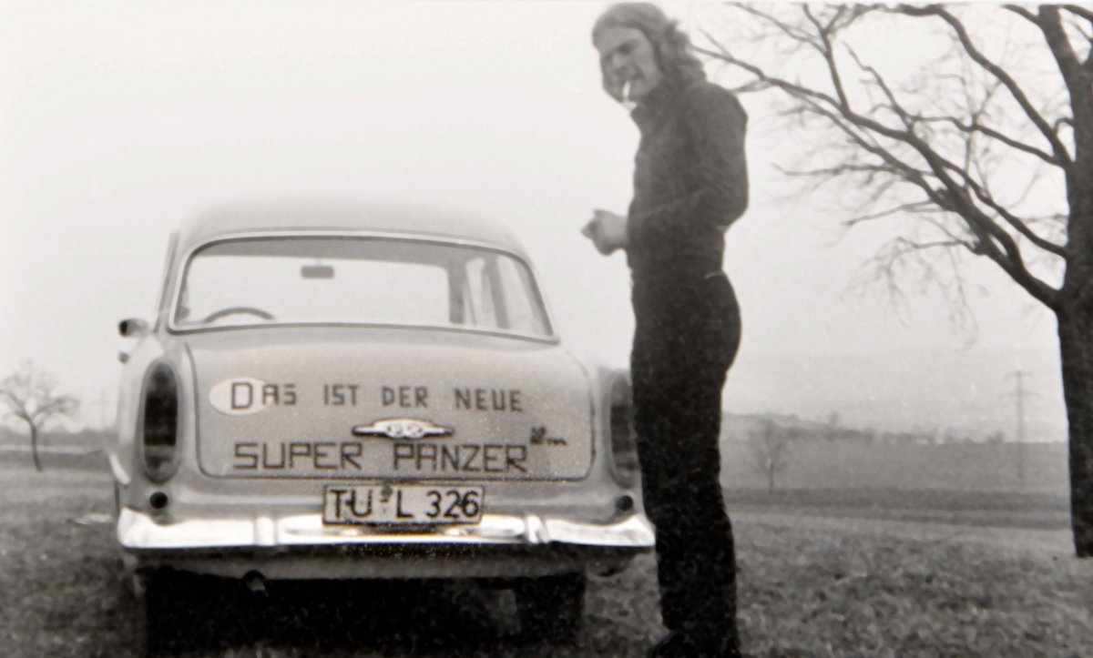 Winfried Hermann 1970 mit seinem ersten eigenen Auto, einem gebrauchten "Weltkugeltaunus". Foto: privat