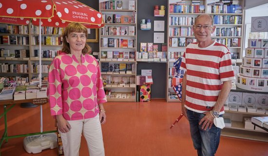 Moderator Stefan Siller traf Hiller in ihrem Buchladen.