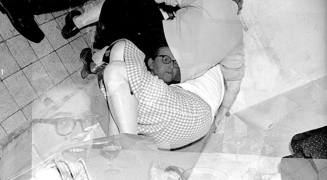 Welches Hornbrillen-Gesicht das größere Menetekel ist, sei hier dahingestellt: Doppelbelichtung aus der Serie "'Kellerschenke' 1958".  Welches Hornbrillen-Gesicht das größere Menetekel ist, sei hier dahingestellt: Doppelbelichtung aus der Serie "'Kellerschenke' 1958".