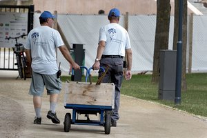 Den Karren aus dem Dreck ziehen immer noch die ArbeitnehmerInnen. Trotz mieser Bezahlung. 
