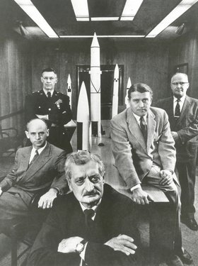 Hermann Oberth (Mitte) mit Angehörigen der Army Ballistic Missile Agency 1956 in Alabama. Foto: gemeinfrei