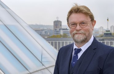 Freut sich: Ministerialdirektor Uwe Lahl auf der Terrasse des Verkehrsministeriums. Fotos: Joachim E. Röttgers