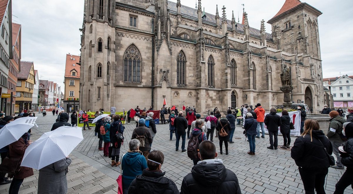 An der Reutlinger Marienkirche und unter dem Blick von Friedrich II. (Spitze des Brunnens) geht's gegen rechte Scheinlösungen.