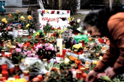 Fassungslosigkeit nach dem Amoklauf an der Albertville-Realschule in Winnenden. Foto: Martin Storz
