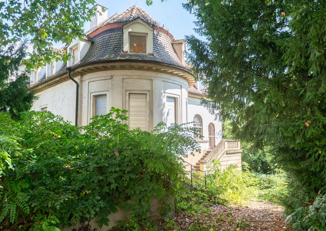 Ausgeträumt? Das einstige Offizierskasino am Römerkastell ging 2016 an den Investor Christoph Gröner und steht seither leer. Foto: Jens Volle