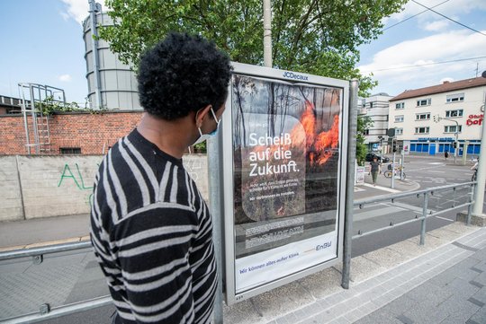 Die Außenwerbung zieht interessierte Blicke auf sich.  Die Außenwerbung zieht interessierte Blicke auf sich.