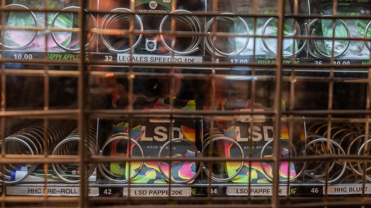 Ein Automat am Stuttgarter Rotebühlplatz bietet eine breite Palette von Rauschgiften an, hier das Sortiment im März 2024. Fotos: Jens Volle